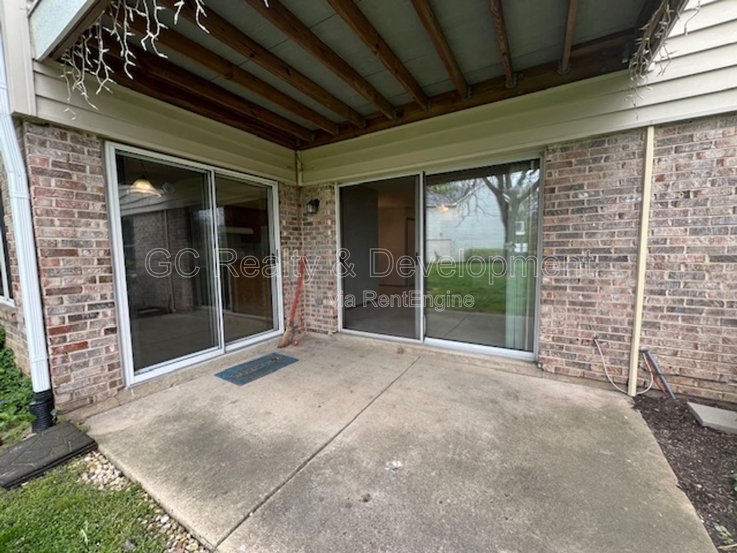 *** WINFIELD / 2 BDRM / 2 BTH / APPLIANCES INCL / LAUNDRY IN UNIT / ATTACHED CAR GARAGE / PET FRIENDLY*** property image