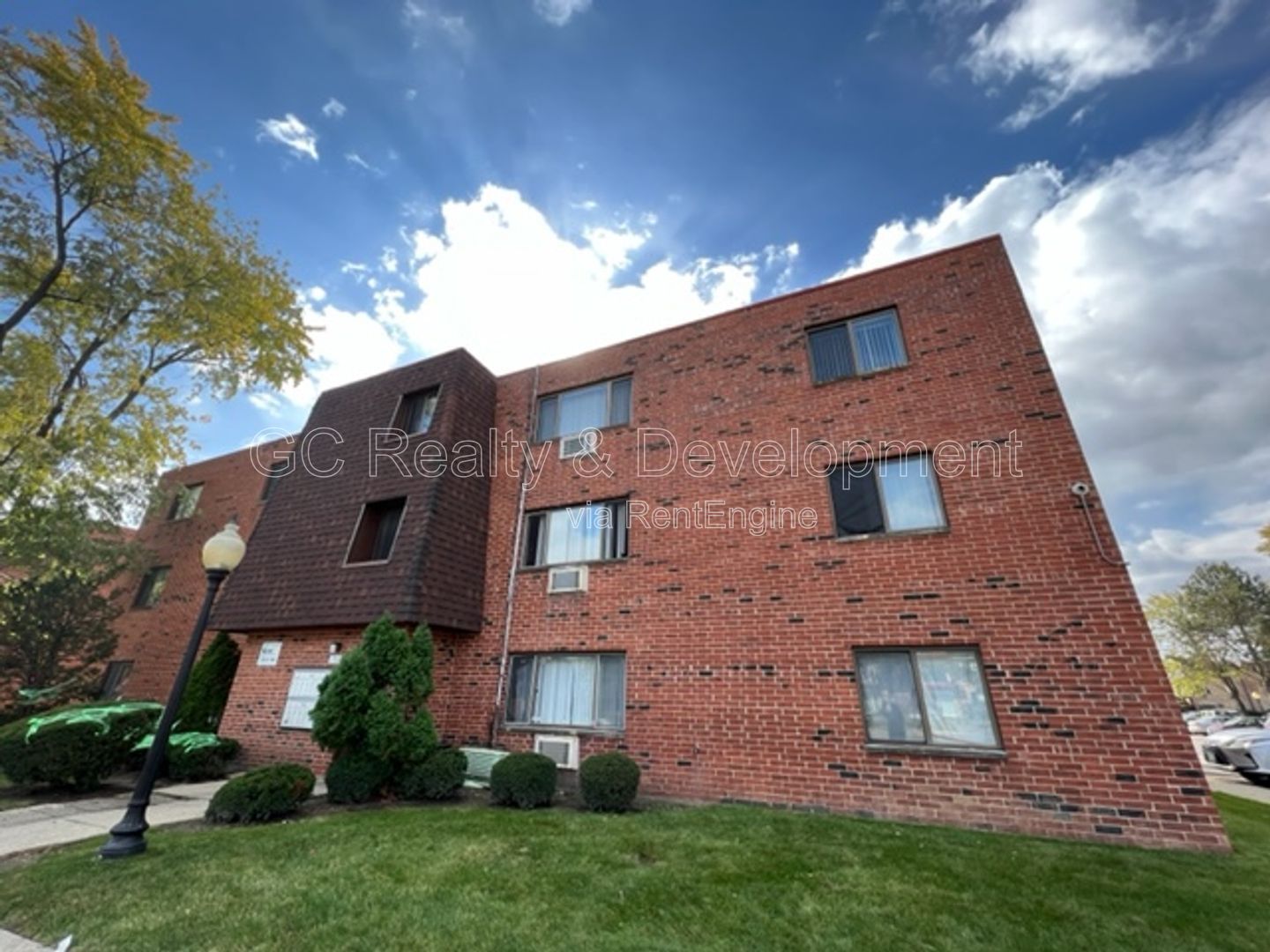 *** AVAILABLE 6/19! / 2BR - 1BA / 2 PARKING SPOTS / LAUNDRY ON SITE / ONLY PAY ELECTRIC *** property image