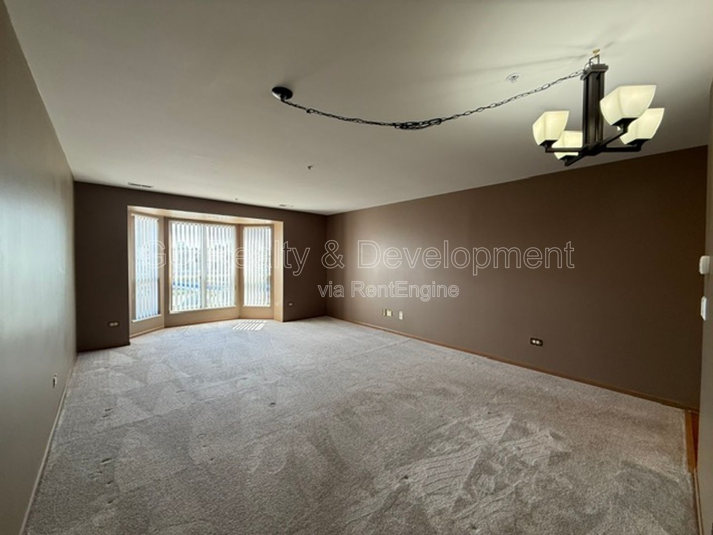 *** DOWNTOWN ROSELLE / 2 BDRM - 2 BTH / STORAGE UNIT / GARAGE PARKING / FREE LAUNDRY ON SITE *** property image