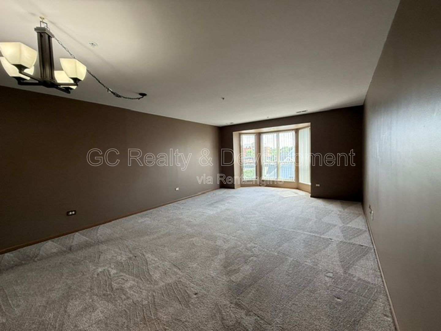 *** DOWNTOWN ROSELLE / 2 BDRM - 2 BTH / STORAGE UNIT / GARAGE PARKING / FREE LAUNDRY ON SITE *** property image