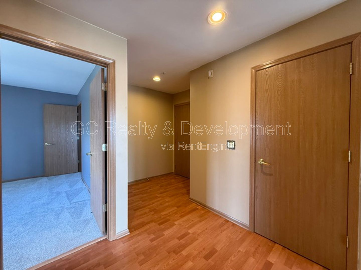 *** DOWNTOWN ROSELLE / 2 BDRM - 2 BTH / STORAGE UNIT / GARAGE PARKING / FREE LAUNDRY ON SITE *** property image