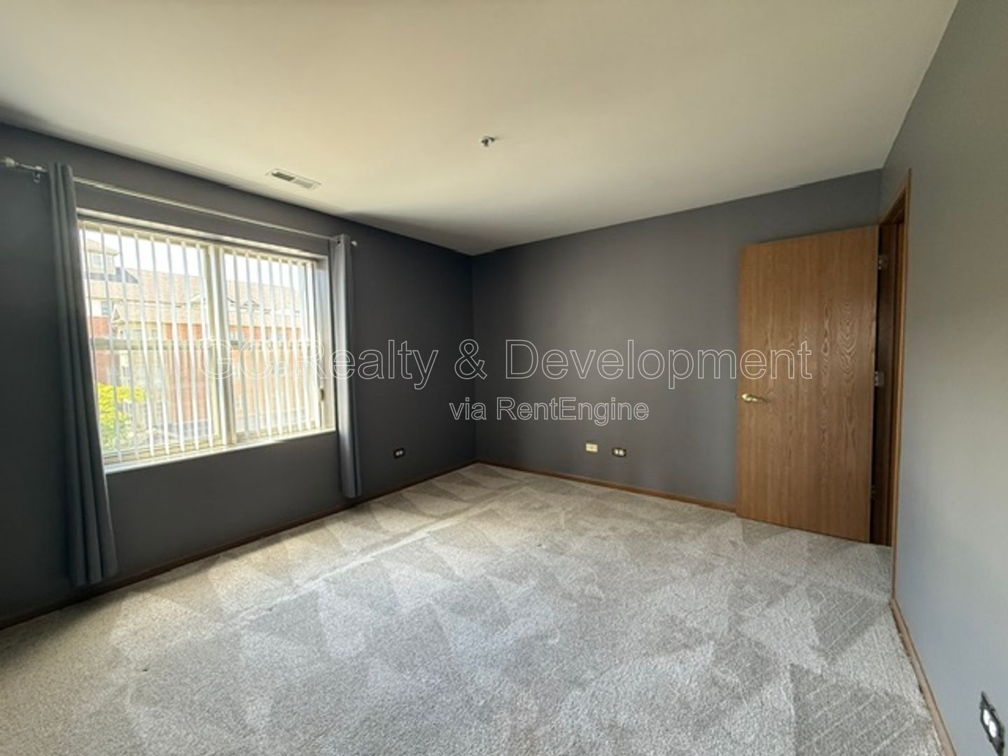 *** DOWNTOWN ROSELLE / 2 BDRM - 2 BTH / STORAGE UNIT / GARAGE PARKING / FREE LAUNDRY ON SITE *** property image