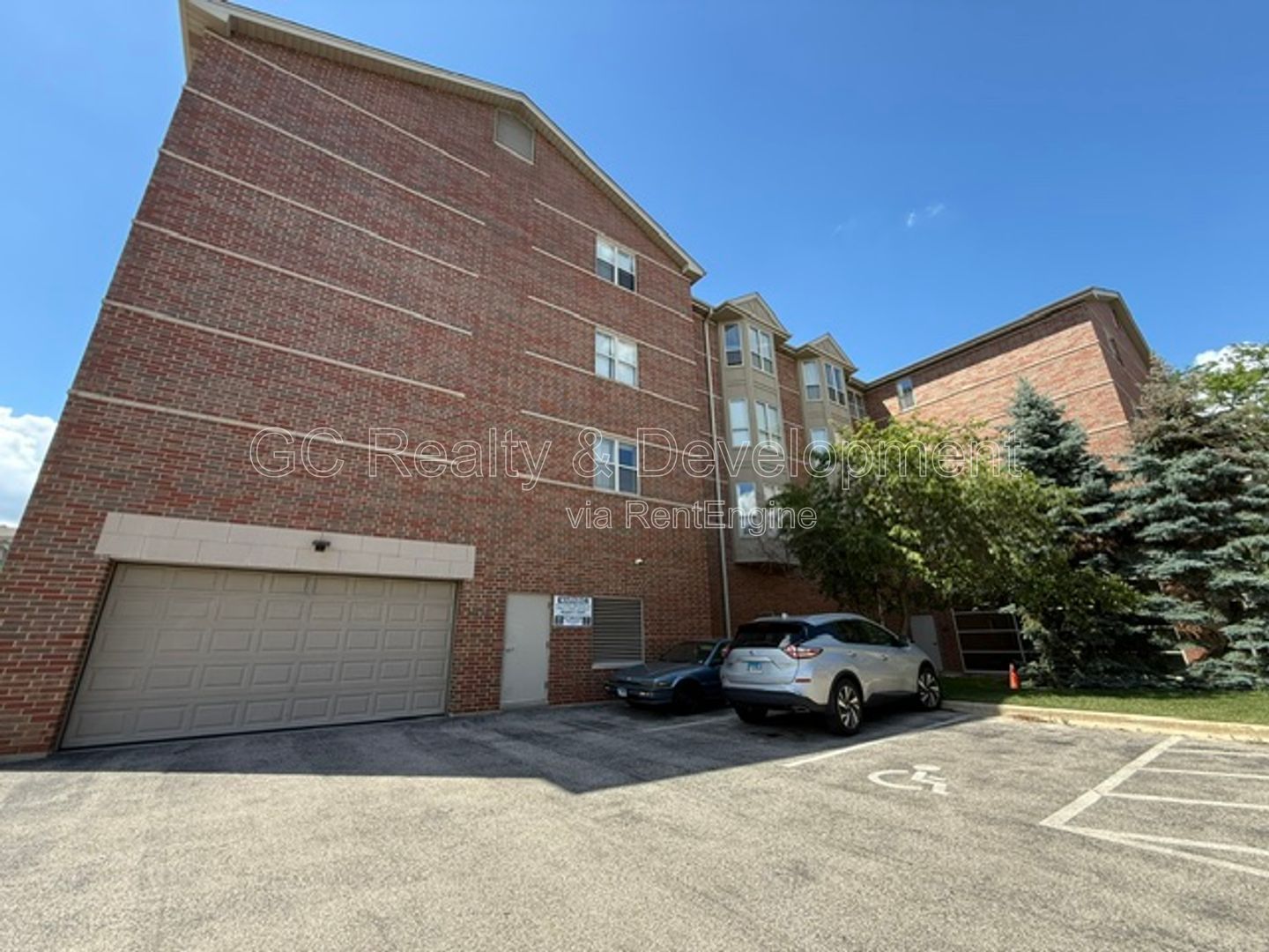 *** DOWNTOWN ROSELLE / 2 BDRM - 2 BTH / STORAGE UNIT / GARAGE PARKING / FREE LAUNDRY ON SITE *** property image