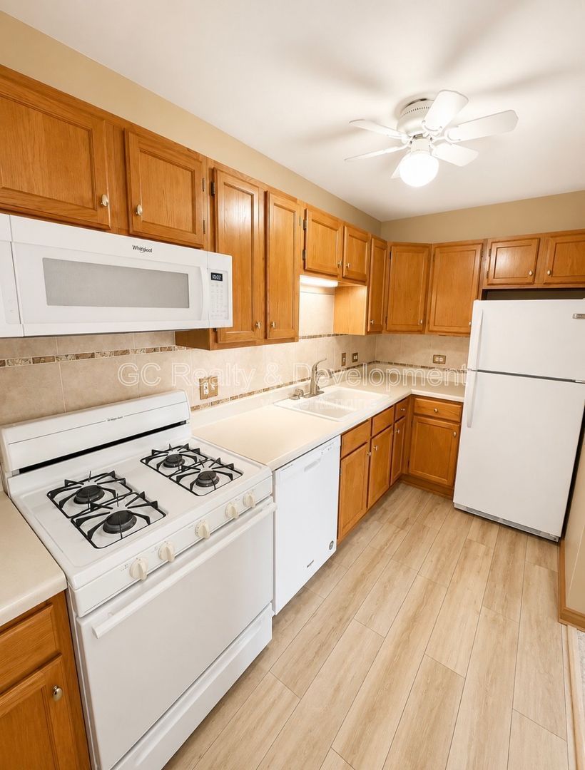 *** DOWNTOWN ROSELLE / 2 BDRM - 2 BTH / STORAGE UNIT / GARAGE PARKING / FREE LAUNDRY ON SITE *** property image