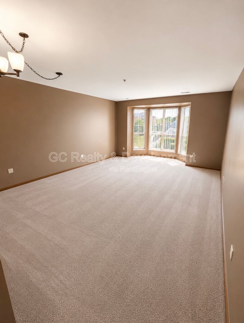 *** DOWNTOWN ROSELLE / 2 BDRM - 2 BTH / STORAGE UNIT / GARAGE PARKING / FREE LAUNDRY ON SITE *** property image