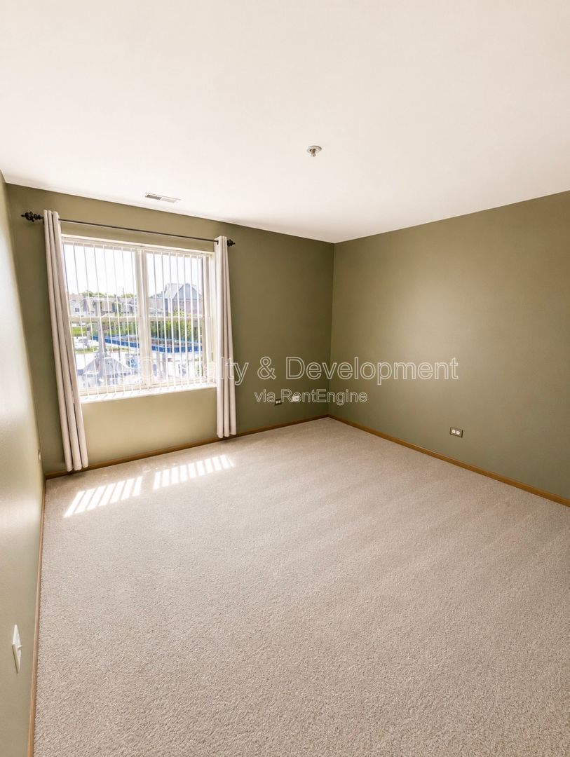*** DOWNTOWN ROSELLE / 2 BDRM - 2 BTH / STORAGE UNIT / GARAGE PARKING / FREE LAUNDRY ON SITE *** property image