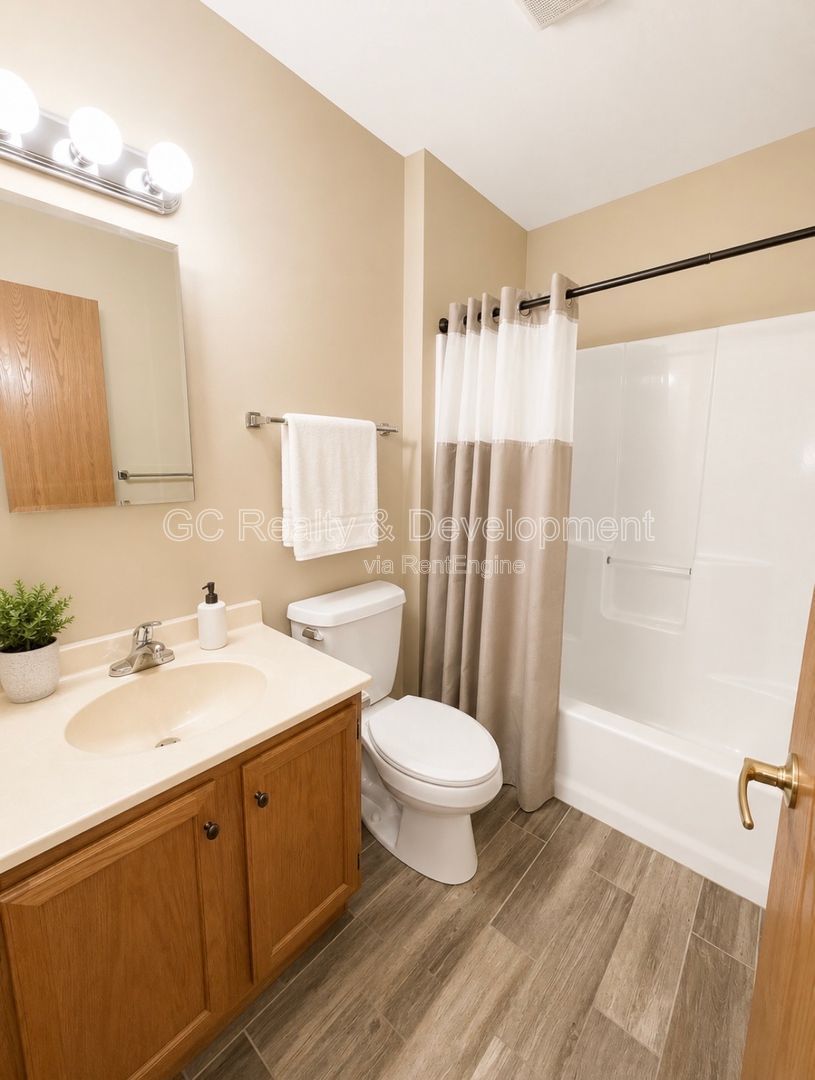 *** DOWNTOWN ROSELLE / 2 BDRM - 2 BTH / STORAGE UNIT / GARAGE PARKING / FREE LAUNDRY ON SITE *** property image