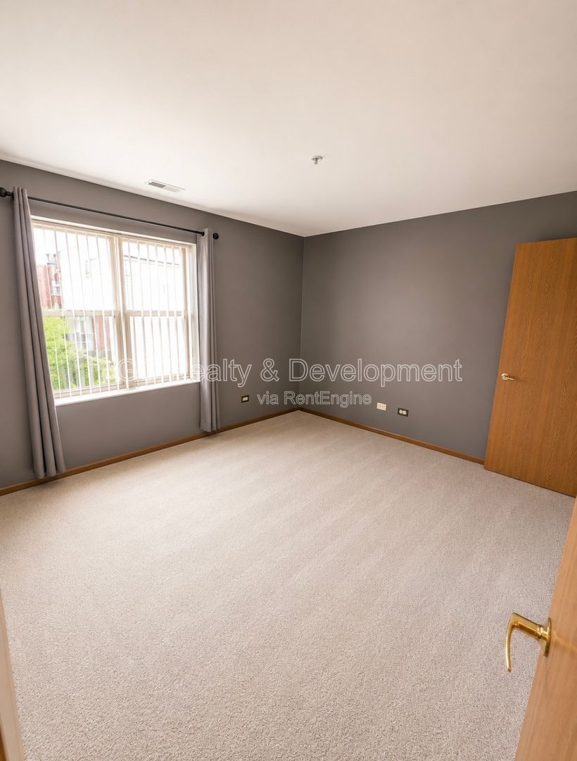 *** DOWNTOWN ROSELLE / 2 BDRM - 2 BTH / STORAGE UNIT / GARAGE PARKING / FREE LAUNDRY ON SITE *** property image