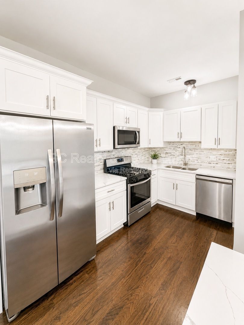 *** 3BDRM - 2 BTH / LAUNDRY IN UNIT / CENTRAL AC / SS APPL / PARKING INCL *** property image