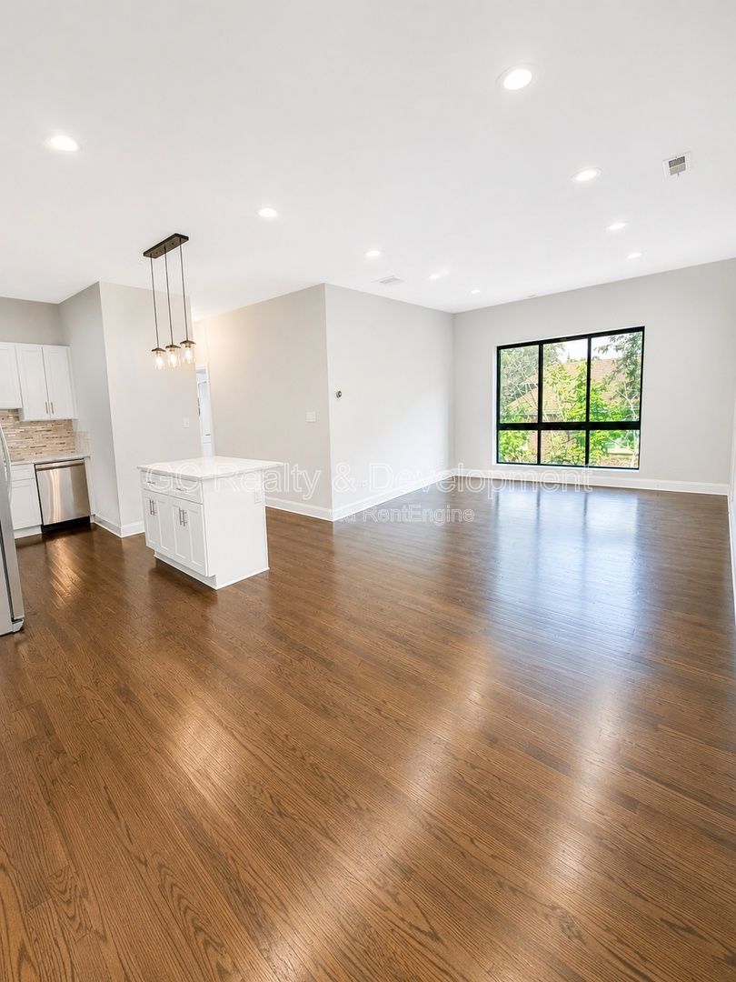 *** 3BDRM - 2 BTH / LAUNDRY IN UNIT / CENTRAL AC / SS APPL / PARKING INCL *** property image