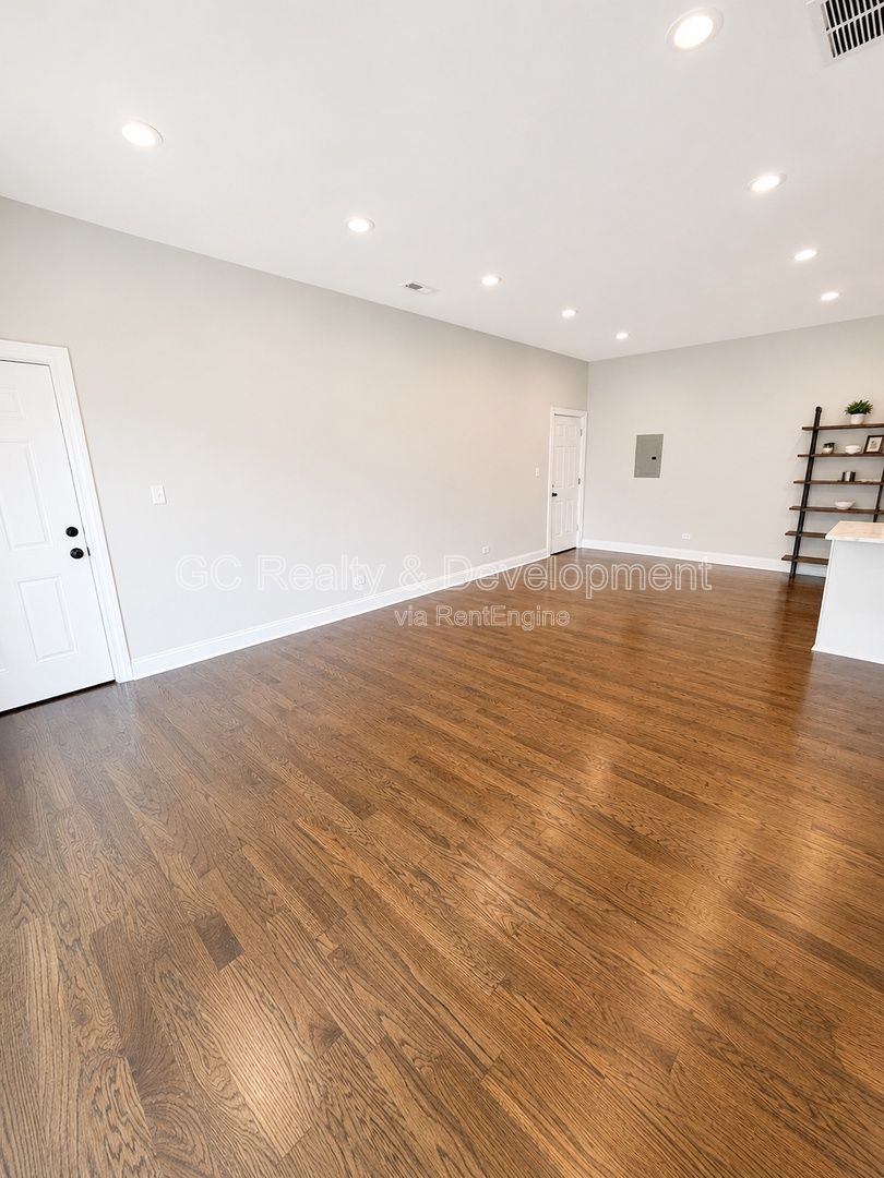 *** 3BDRM - 2 BTH / LAUNDRY IN UNIT / CENTRAL AC / SS APPL / PARKING INCL *** property image