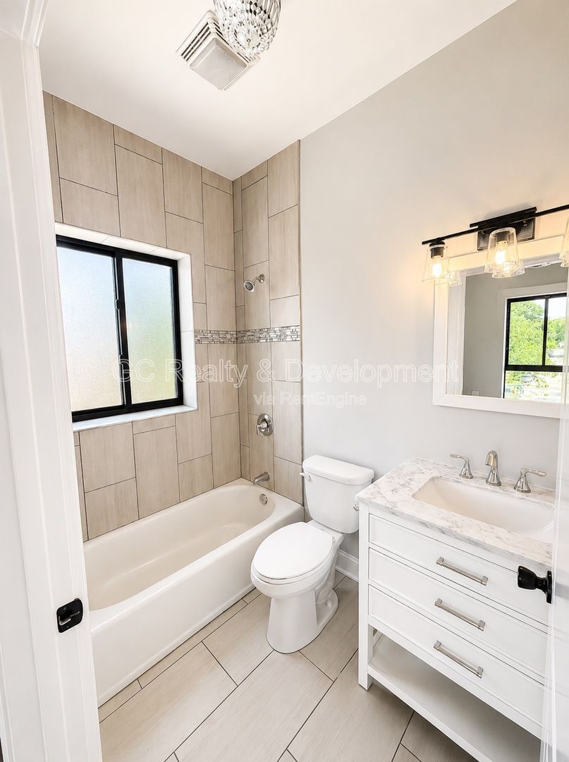 *** 3BDRM - 2 BTH / LAUNDRY IN UNIT / CENTRAL AC / SS APPL / PARKING INCL *** property image