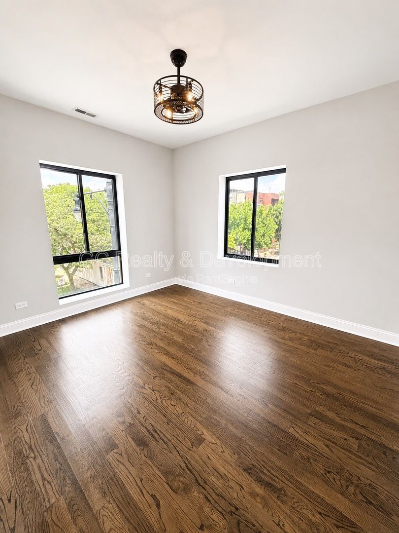 *** 3BDRM - 2 BTH / LAUNDRY IN UNIT / CENTRAL AC / SS APPL / PARKING INCL *** property image
