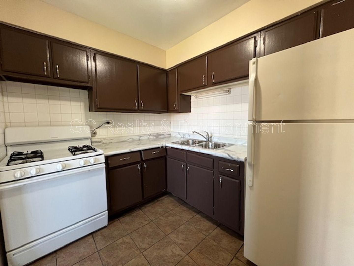 *** 1 BDRM / HEAT INCLUDED!! / TENANT PAYS ELECTRIC ONLY / BALCONY / 2 PARKING SPACES*** property image