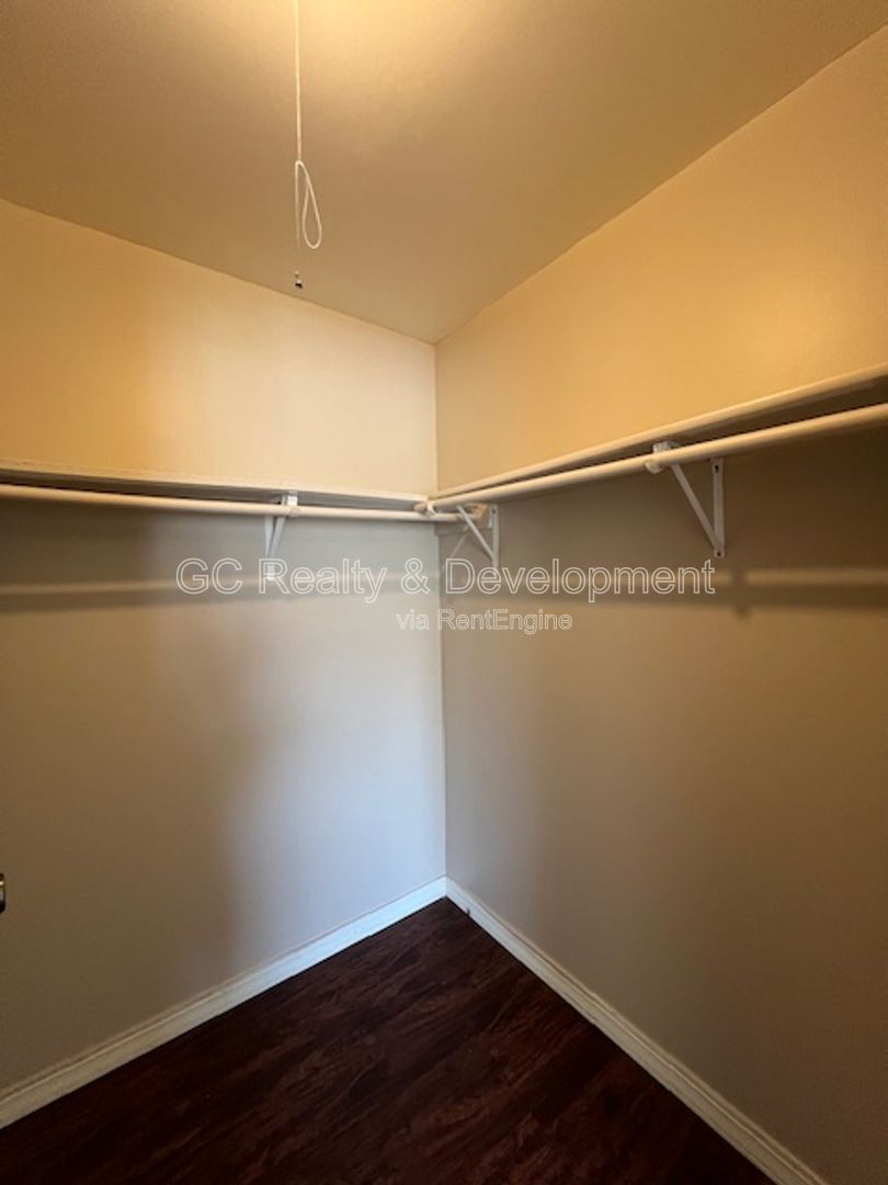 *** 1 BDRM / HEAT INCLUDED!! / TENANT PAYS ELECTRIC ONLY / BALCONY / 2 PARKING SPACES*** property image