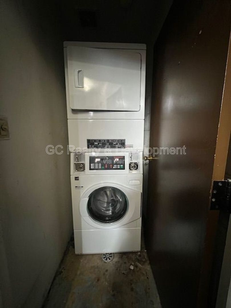 *** 1 BDRM / HEAT INCLUDED!! / TENANT PAYS ELECTRIC ONLY / BALCONY / 2 PARKING SPACES*** property image