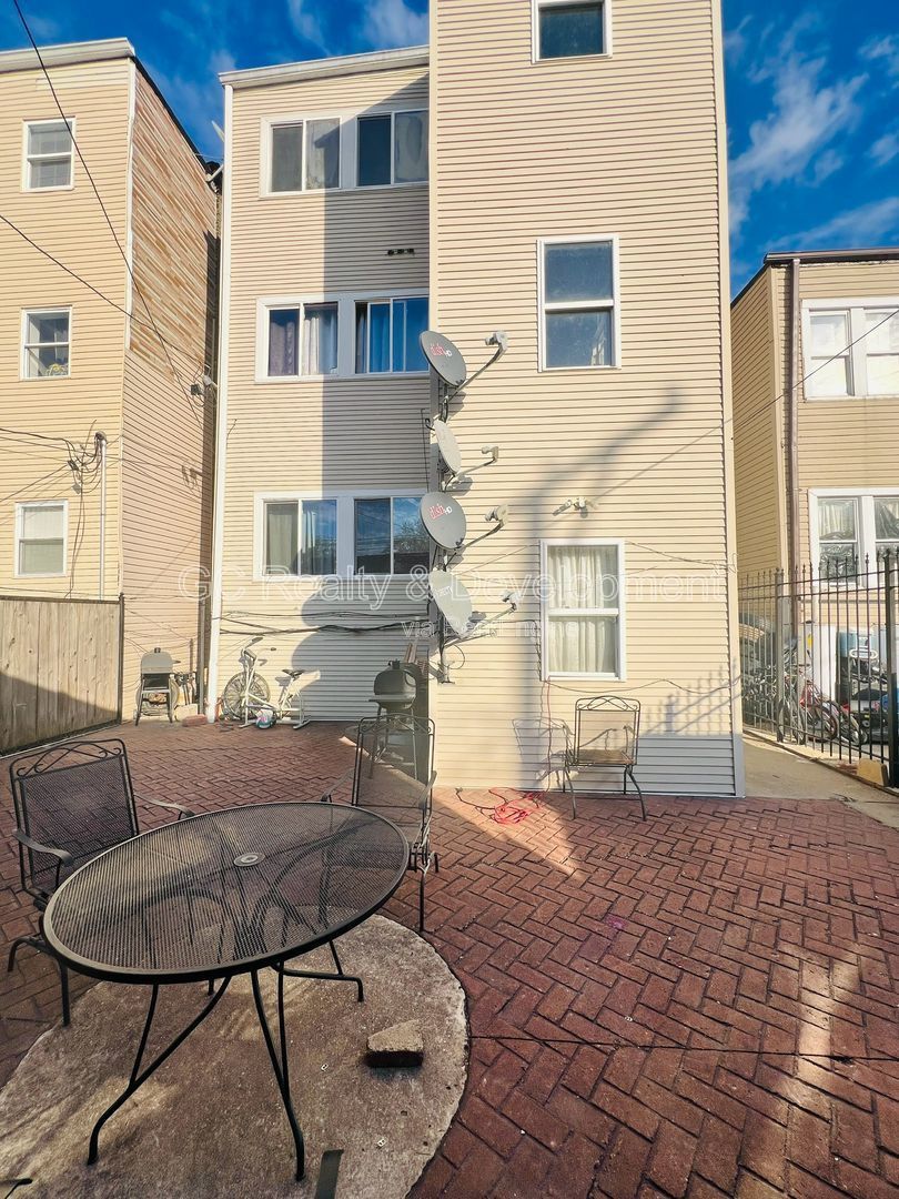 ***CHICAGO LAWN NEIGHBOORHOOD / 2 BDRM - 1 BTH / CENTRAL AIR / APPL INCL / STREET PARKING*** property image