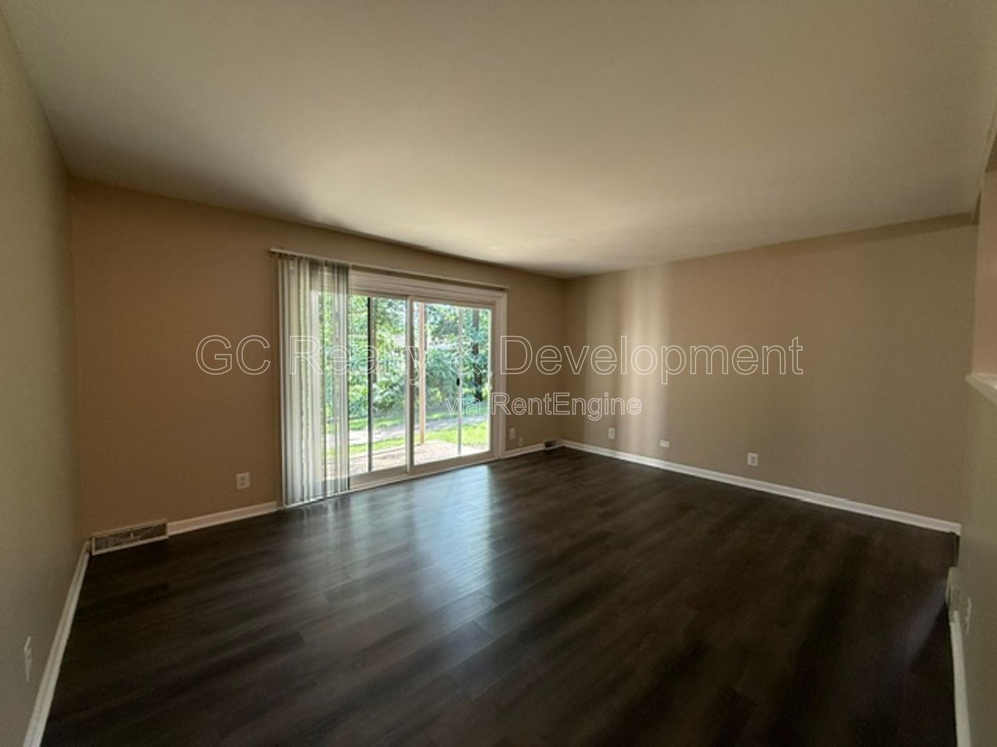 *** 2 BDRM / UPDATED UNIT / W&D IN BUILDING / PETS ALLOWED / LOTS OF CLOSET SPACE / ONLY PAY ELECTRIC *** property image