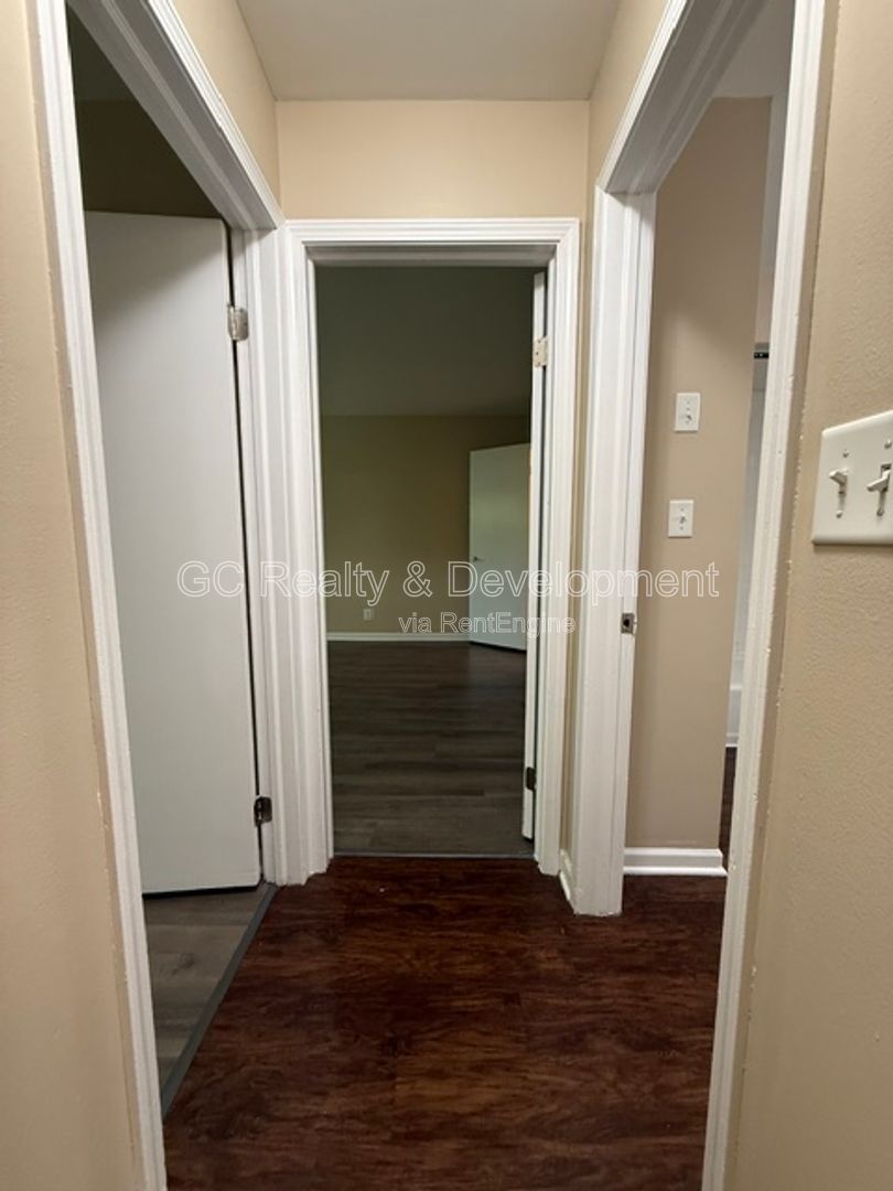 *** 2 BDRM / UPDATED UNIT / W&D IN BUILDING / PETS ALLOWED / LOTS OF CLOSET SPACE / ONLY PAY ELECTRIC *** property image
