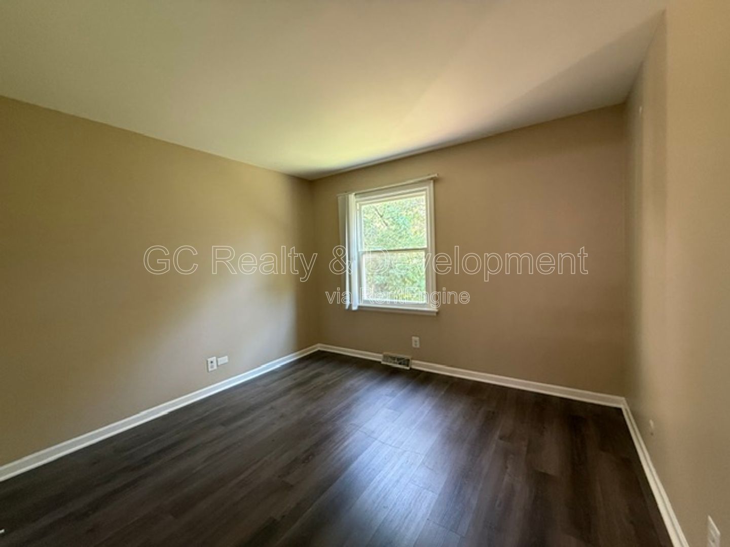 *** 2 BDRM / UPDATED UNIT / W&D IN BUILDING / PETS ALLOWED / LOTS OF CLOSET SPACE / ONLY PAY ELECTRIC *** property image