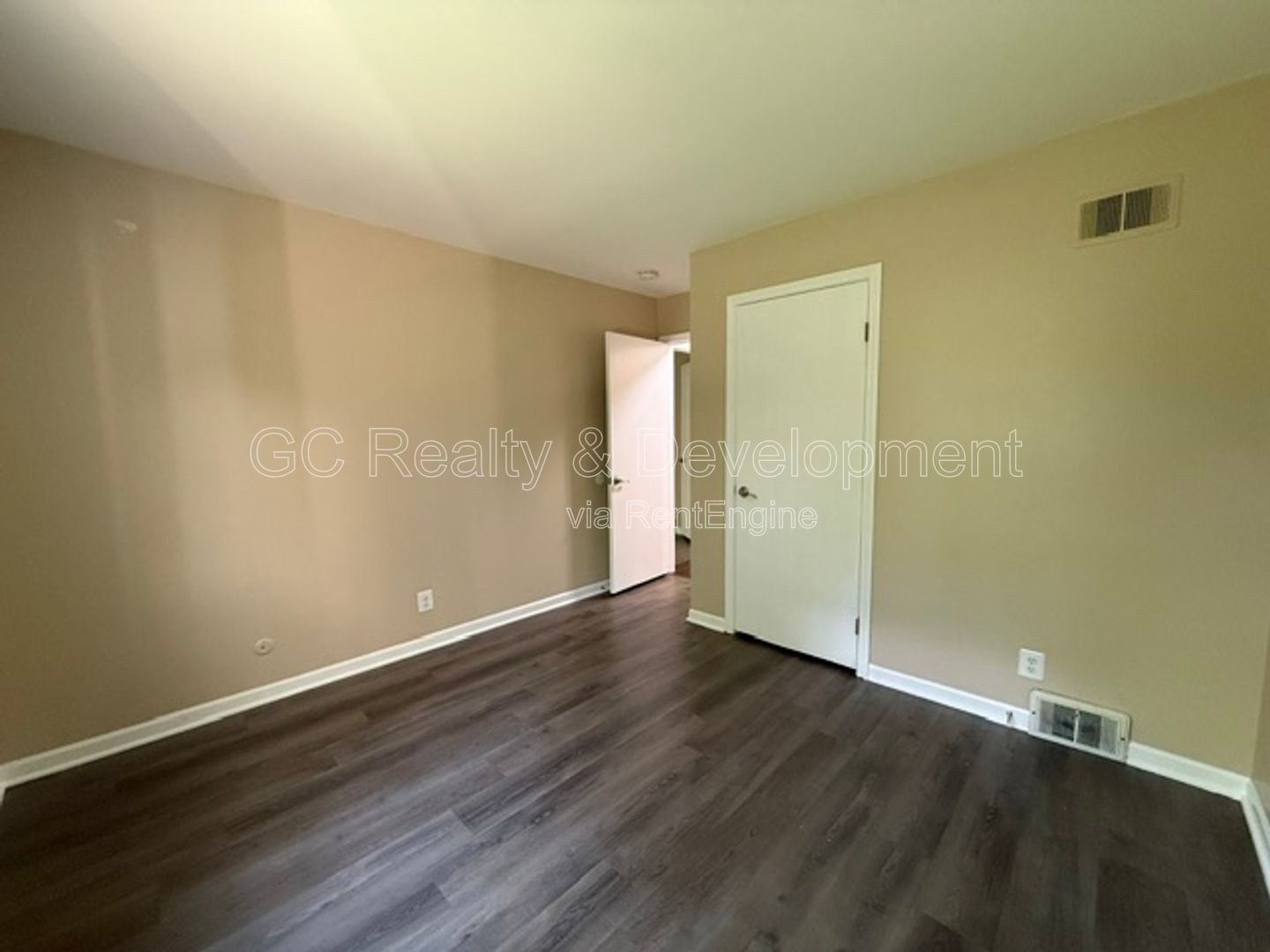 *** 2 BDRM / UPDATED UNIT / W&D IN BUILDING / PETS ALLOWED / LOTS OF CLOSET SPACE / ONLY PAY ELECTRIC *** property image