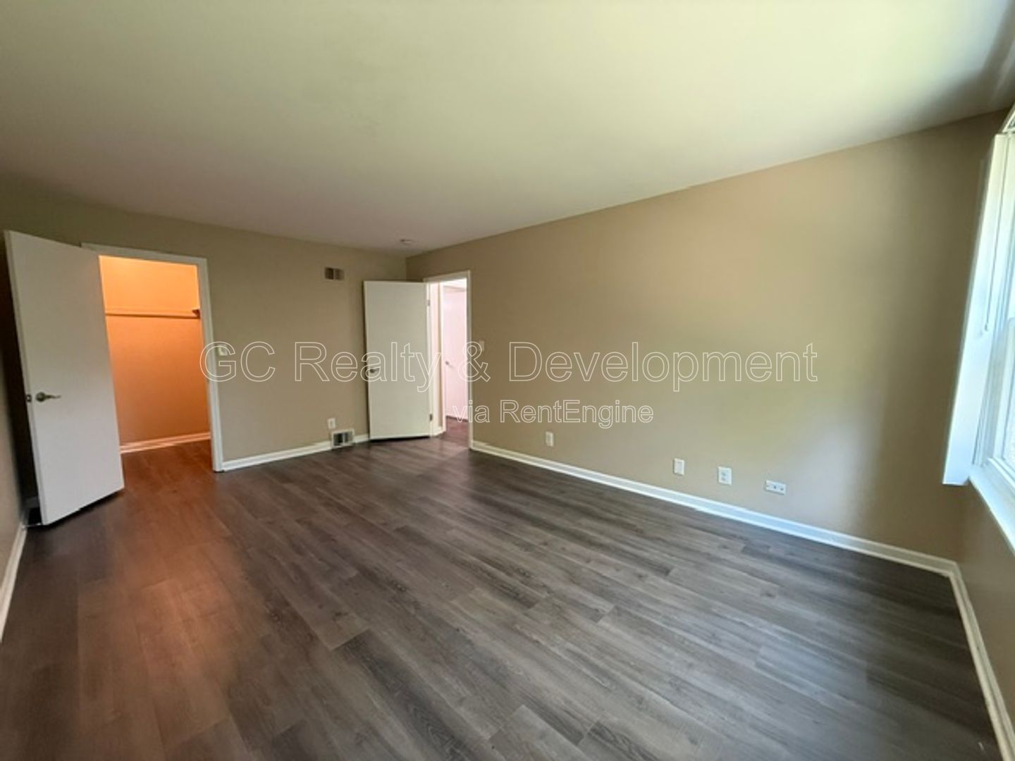 *** 2 BDRM / UPDATED UNIT / W&D IN BUILDING / PETS ALLOWED / LOTS OF CLOSET SPACE / ONLY PAY ELECTRIC *** property image