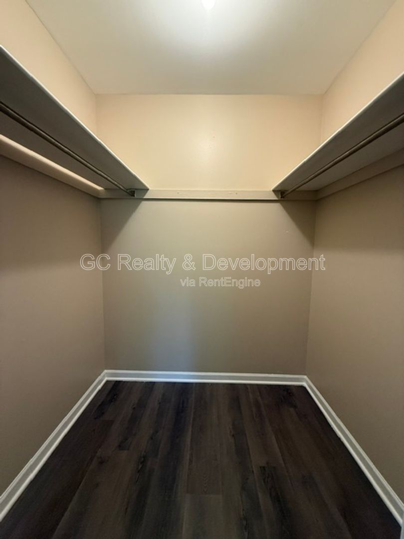 *** 2 BDRM / UPDATED UNIT / W&D IN BUILDING / PETS ALLOWED / LOTS OF CLOSET SPACE / ONLY PAY ELECTRIC *** property image