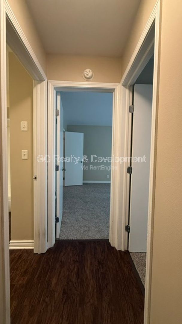 ***2 BDRM / UPDATED UNIT / W&D IN BUILDING / PETS ALLOWED / LOTS OF CLOSET SPACE*** property image