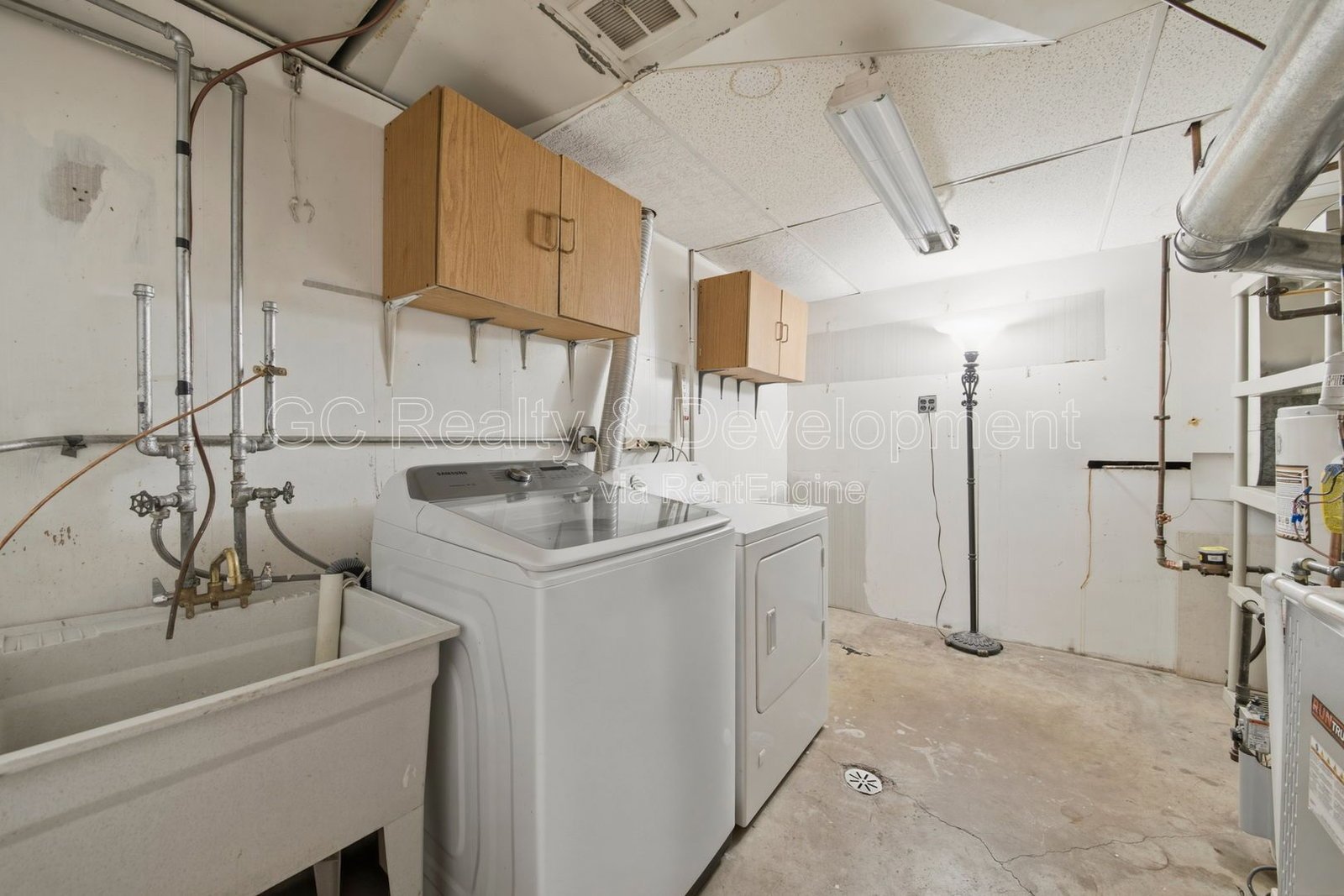 *** 3 BDRM - 2 BTH  / PET FRIENDLY / IN UNIT LAUNDRY / ASSIGNED PARKING *** property image