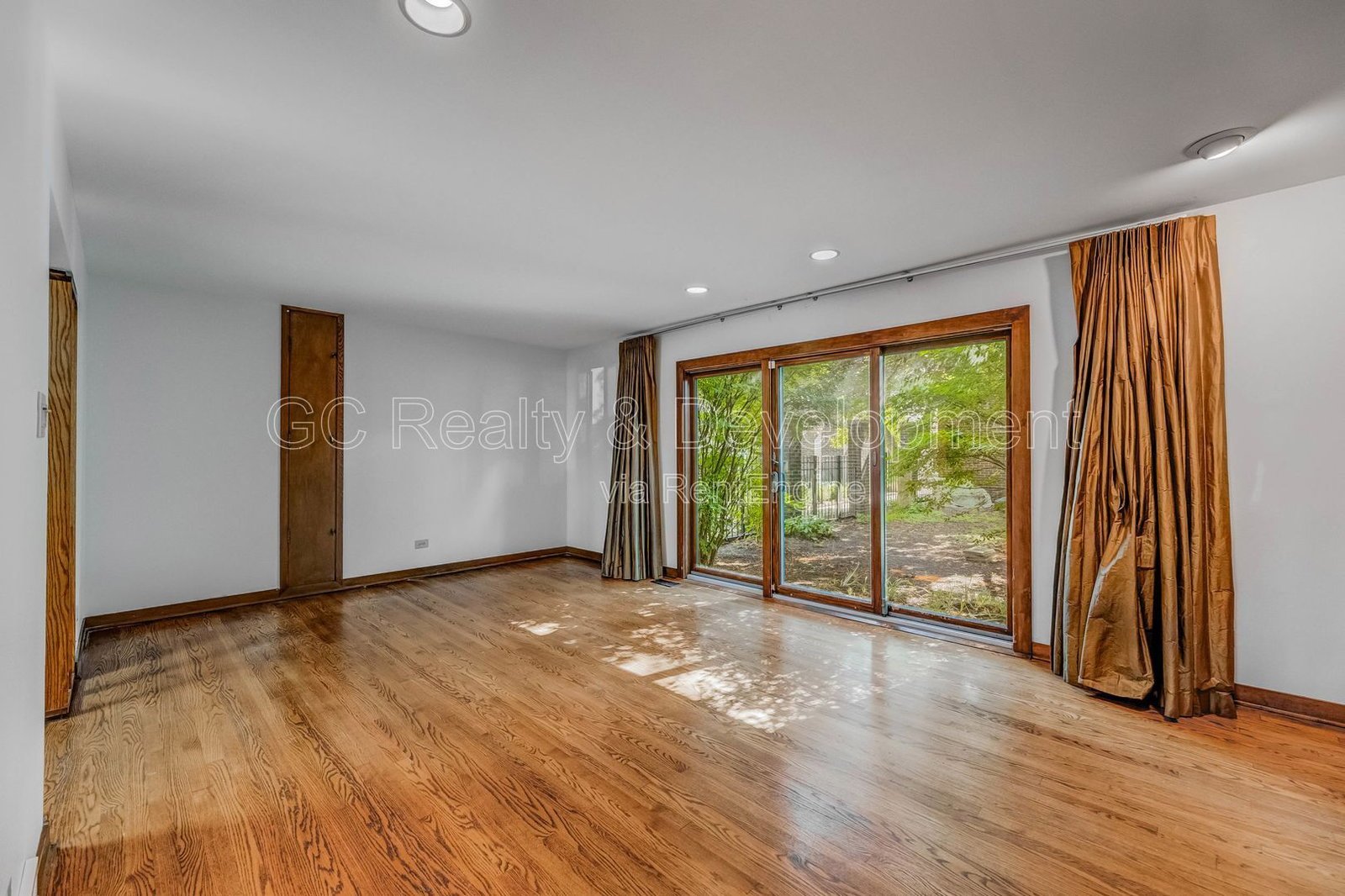 *** HYDE PARK / FINISHED BASEMENT / 4 BDRM - 2.5 BTH / IN UNIT LAUNDRY / PET FRIENDLY *** property image