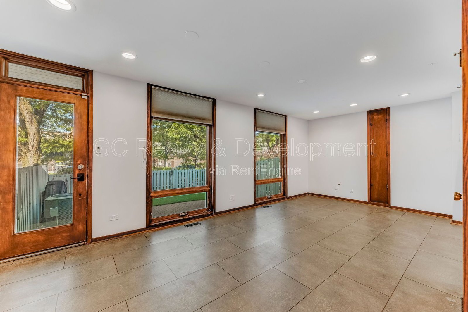 *** HYDE PARK / FINISHED BASEMENT / 4 BDRM - 2.5 BTH / IN UNIT LAUNDRY / PET FRIENDLY *** property image