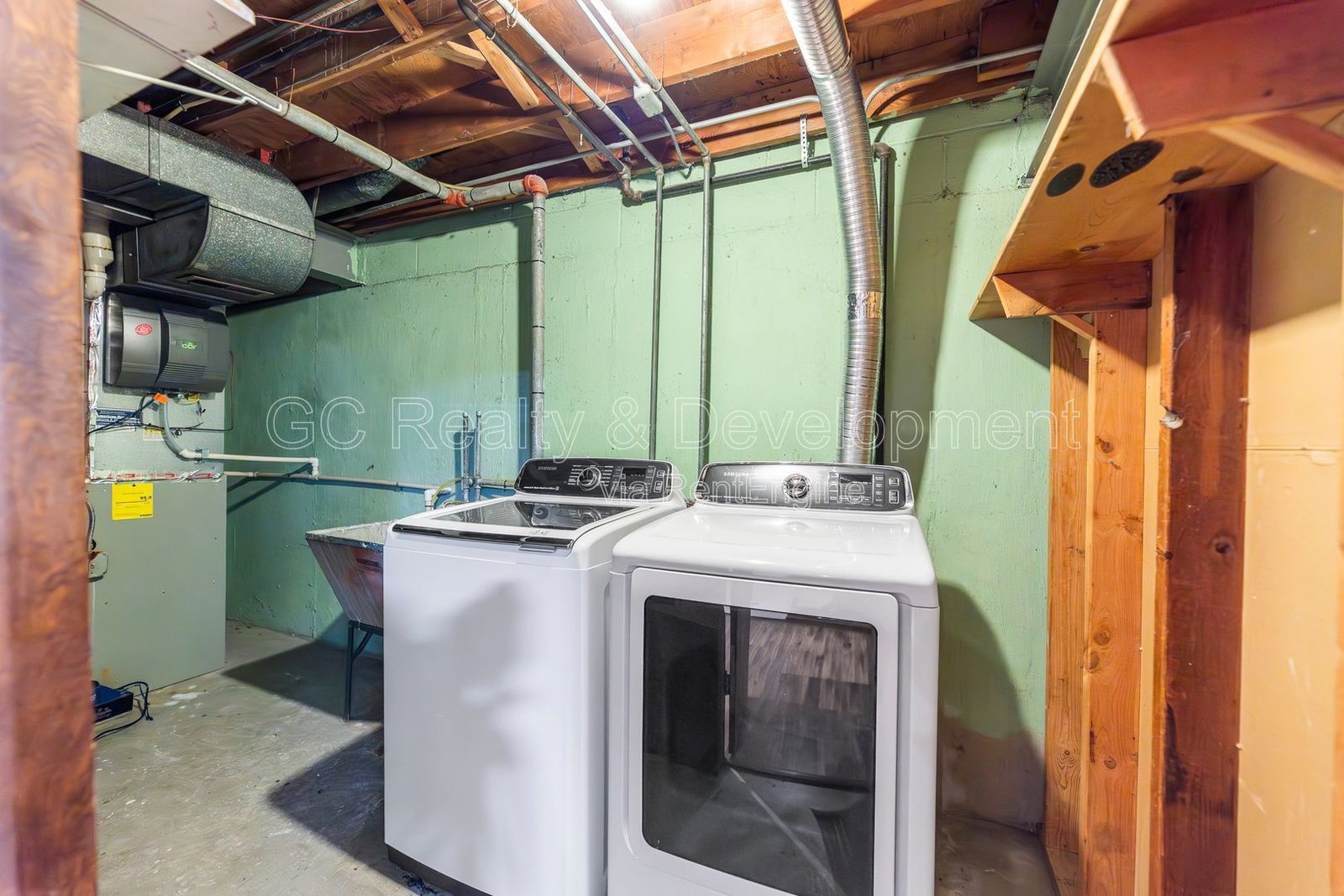 *** HYDE PARK / FINISHED BASEMENT / 4 BDRM - 2.5 BTH / IN UNIT LAUNDRY / PET FRIENDLY *** property image