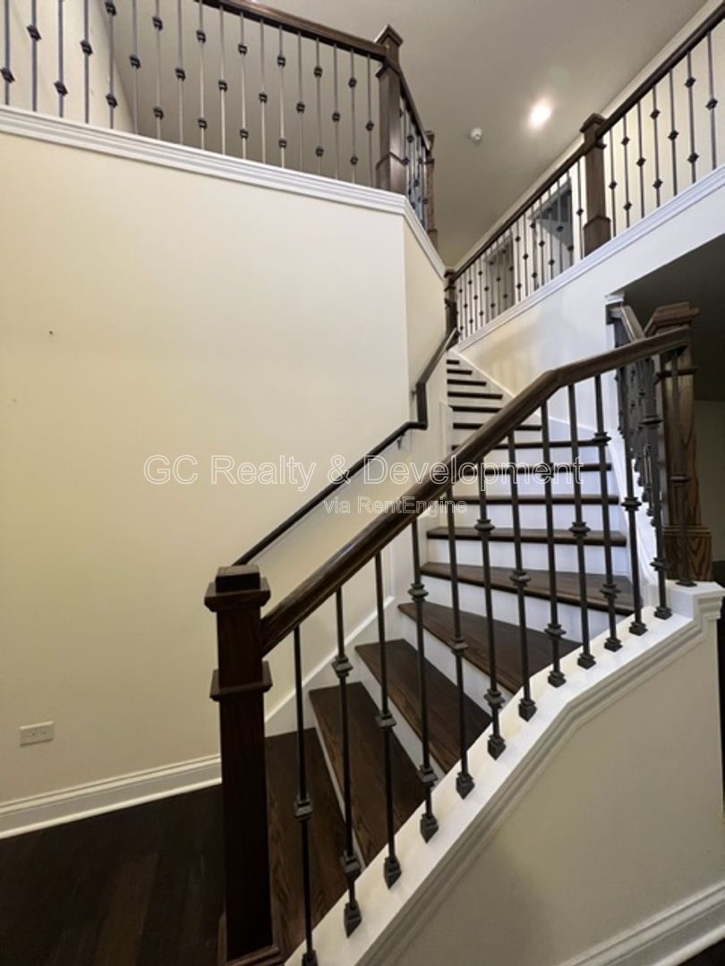 *** 204 SCHOOL DISTRICT / 5 BDRM - 4 BTH / GOURMET KITCHEN W BREAKFAST BAR / FINISHED BSMT *** property image