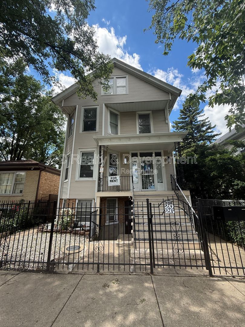 *** 2ND FLOOR UNIT / 3 BDRM / CENTRAL AC / ONLY PAY GAS & ELECTRIC *** property image