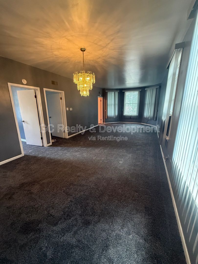 *** 2ND FLOOR UNIT / 3 BDRM / CENTRAL AC / ONLY PAY GAS & ELECTRIC *** property image