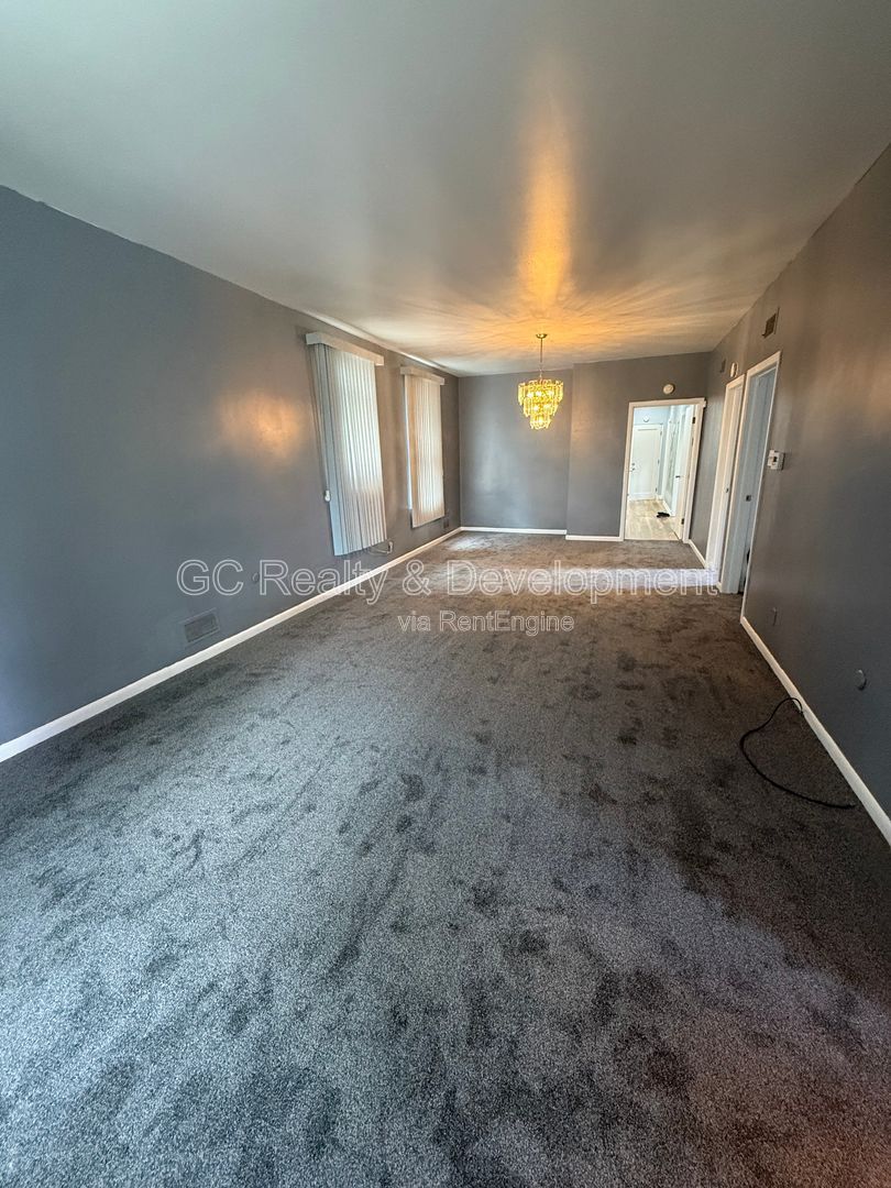 *** 2ND FLOOR UNIT / 3 BDRM / CENTRAL AC / ONLY PAY GAS & ELECTRIC *** property image