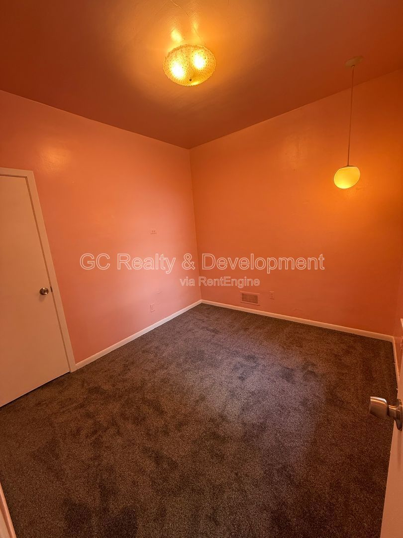 *** 2ND FLOOR UNIT / 3 BDRM / CENTRAL AC / ONLY PAY GAS & ELECTRIC *** property image