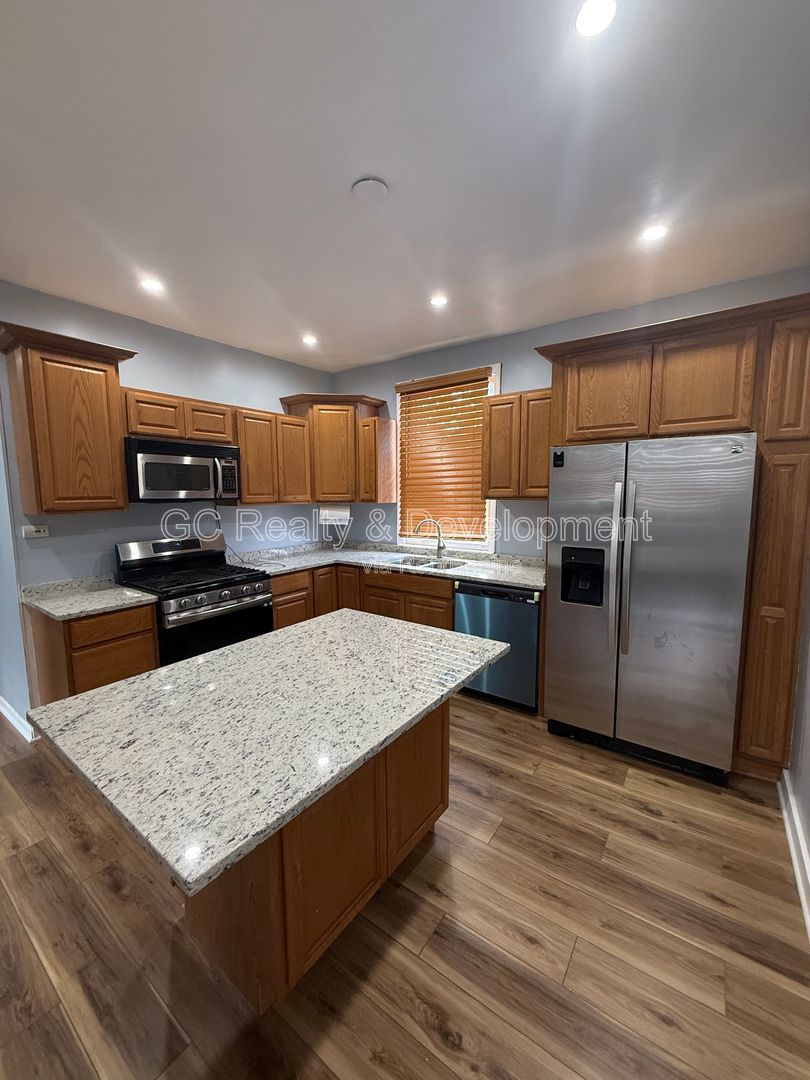 *** 2ND FLOOR UNIT / 3 BDRM / CENTRAL AC / ONLY PAY GAS & ELECTRIC *** property image