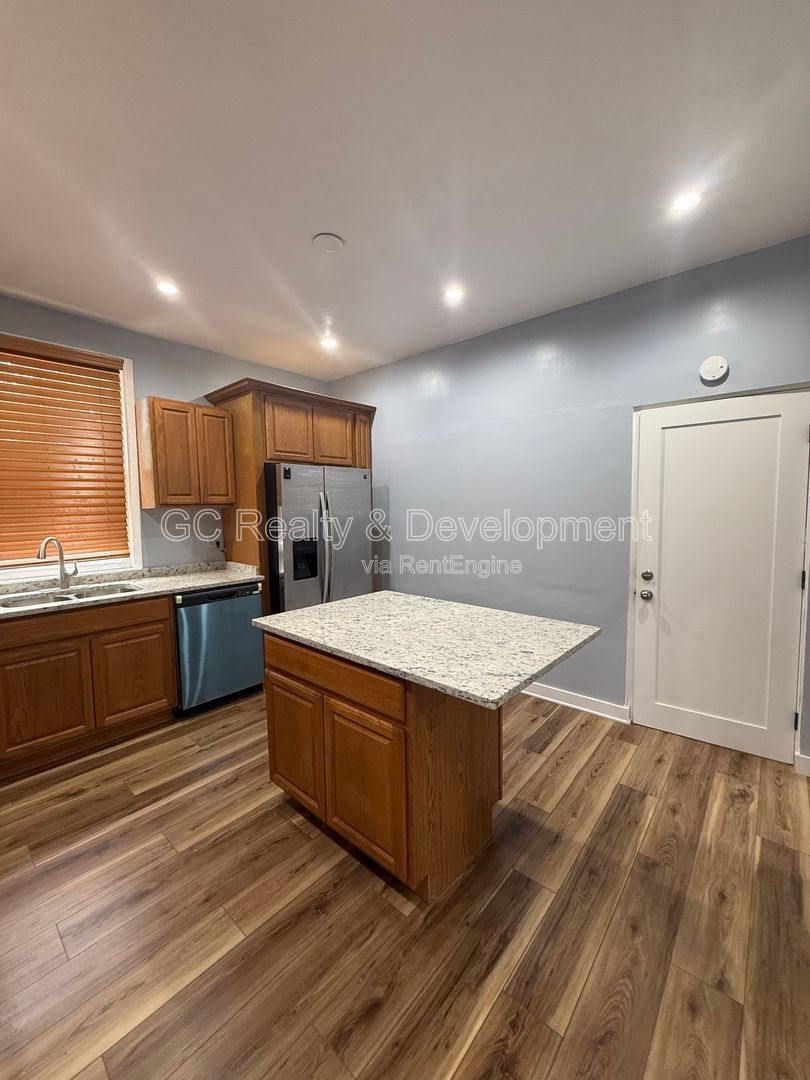 *** 2ND FLOOR UNIT / 3 BDRM / CENTRAL AC / ONLY PAY GAS & ELECTRIC *** property image