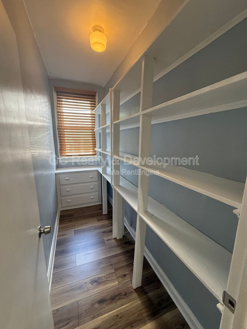 *** 2ND FLOOR UNIT / 3 BDRM / CENTRAL AC / ONLY PAY GAS & ELECTRIC *** property image