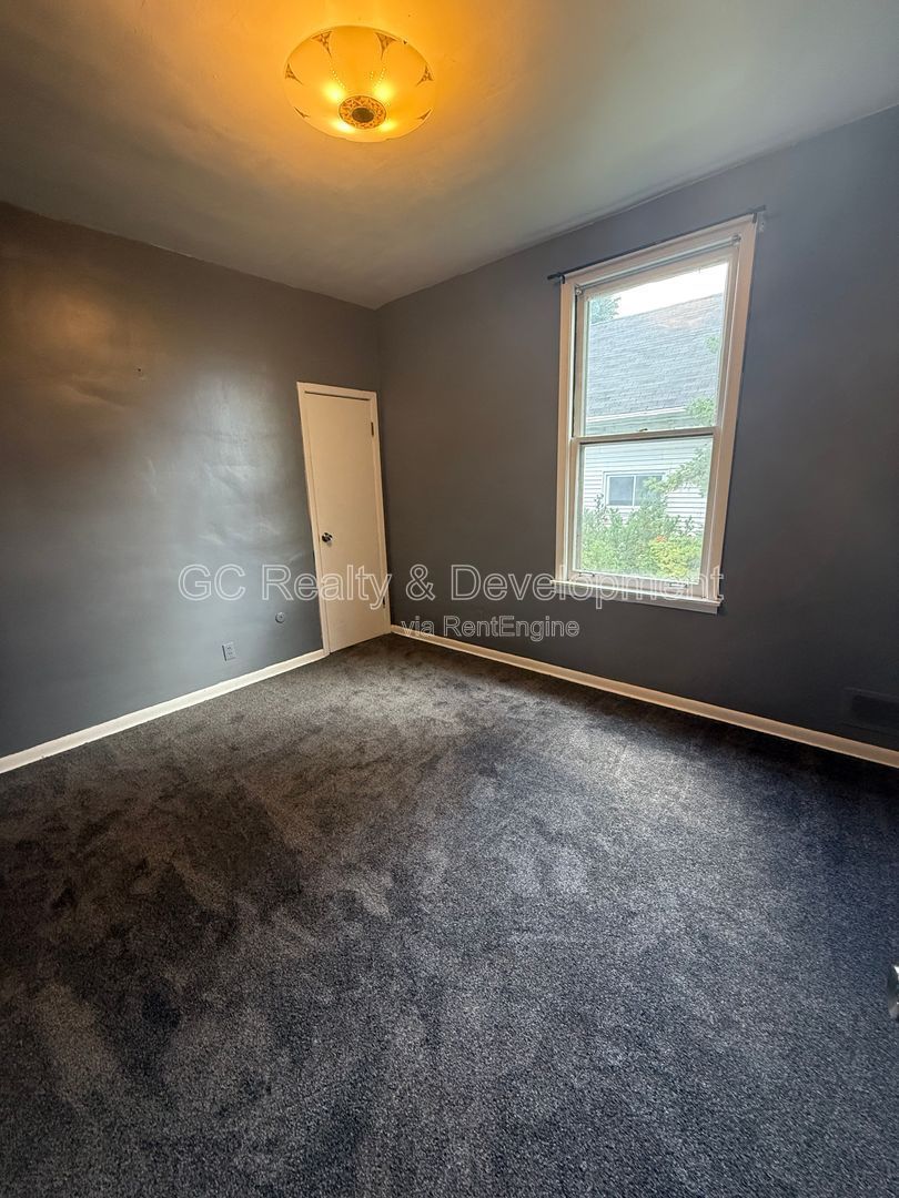 *** 2ND FLOOR UNIT / 3 BDRM / CENTRAL AC / ONLY PAY GAS & ELECTRIC *** property image