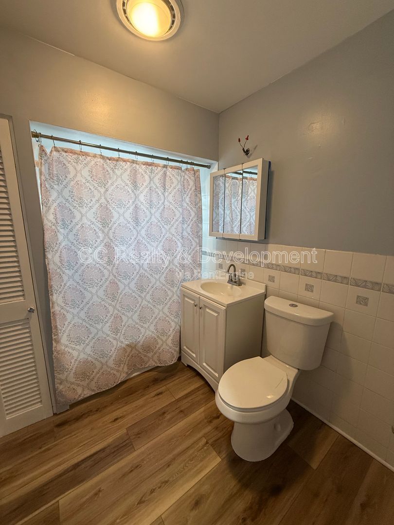 *** 2ND FLOOR UNIT / 3 BDRM / CENTRAL AC / ONLY PAY GAS & ELECTRIC *** property image