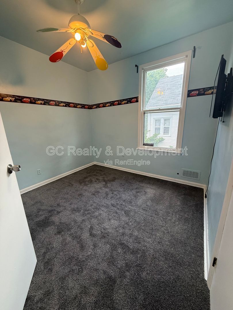 *** 2ND FLOOR UNIT / 3 BDRM / CENTRAL AC / ONLY PAY GAS & ELECTRIC *** property image