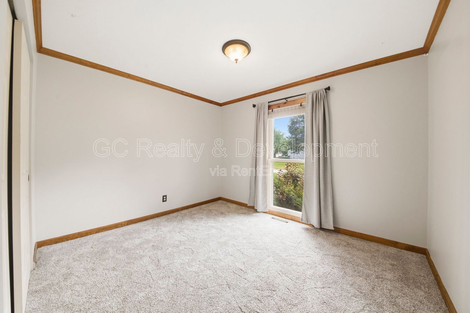 *** 4BR - 2BA / SS APPLIANCES / HARDWOOD FLOORS / CENTRAL AIR / IN-UNIT LAUNDRY / GARAGE / FENCED LOT / AMPLE STORAGE *** property image