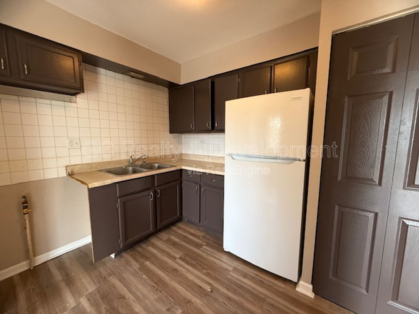 *** 2 BDRM / 2 PARKING SPOTS / LAUNDRY ON SITE / QUICK ACCESS TO SHOPPING / ONLY PAY ELECTRIC *** property image