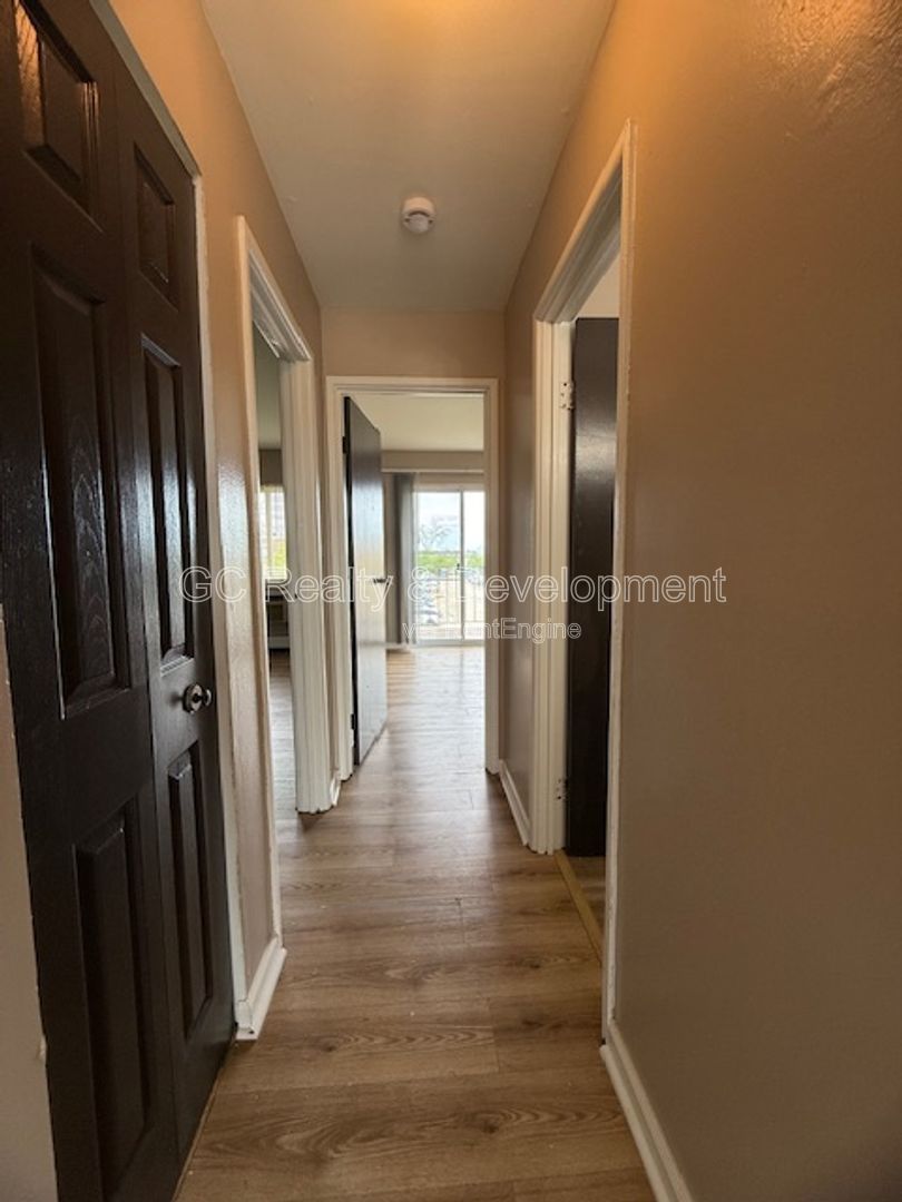 *** 2 BDRM / 2 PARKING SPOTS / LAUNDRY ON SITE / QUICK ACCESS TO SHOPPING / ONLY PAY ELECTRIC *** property image