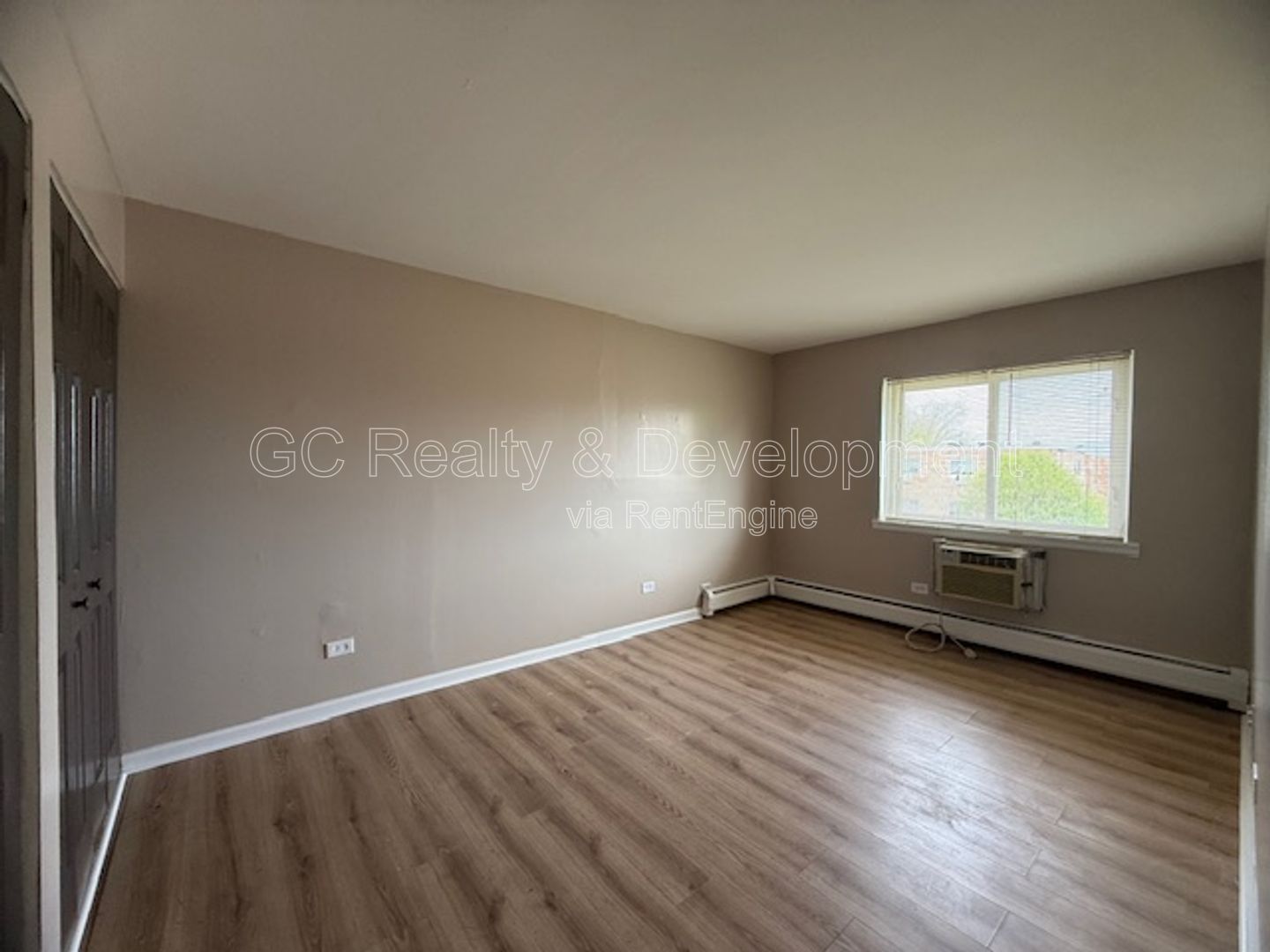 *** 2 BDRM / 2 PARKING SPOTS / LAUNDRY ON SITE / QUICK ACCESS TO SHOPPING / ONLY PAY ELECTRIC *** property image