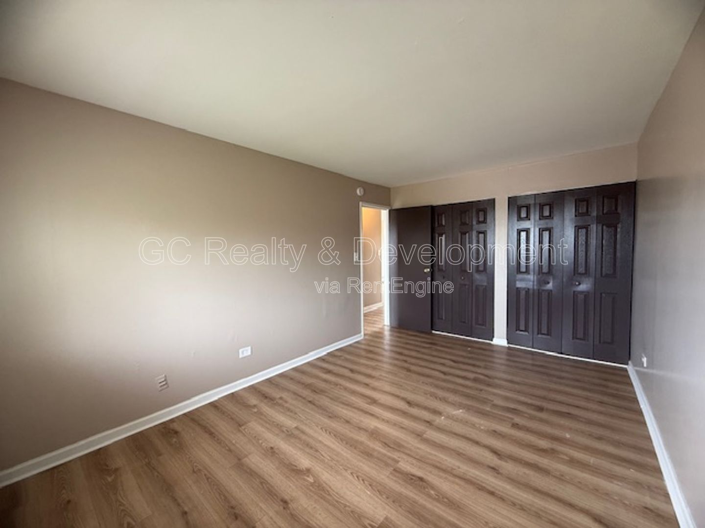 *** 2 BDRM / 2 PARKING SPOTS / LAUNDRY ON SITE / QUICK ACCESS TO SHOPPING / ONLY PAY ELECTRIC *** property image