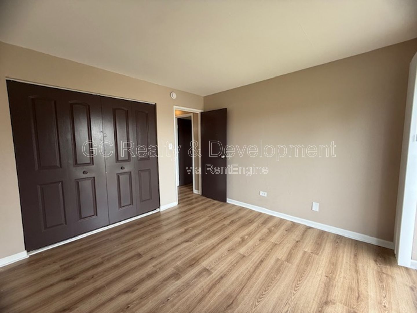 *** 2 BDRM / 2 PARKING SPOTS / LAUNDRY ON SITE / QUICK ACCESS TO SHOPPING / ONLY PAY ELECTRIC *** property image
