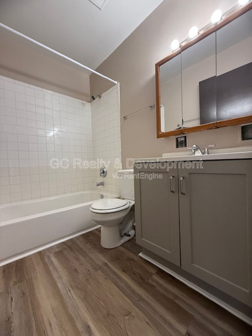 *** 2 BDRM / 2 PARKING SPOTS / LAUNDRY ON SITE / QUICK ACCESS TO SHOPPING / ONLY PAY ELECTRIC *** property image